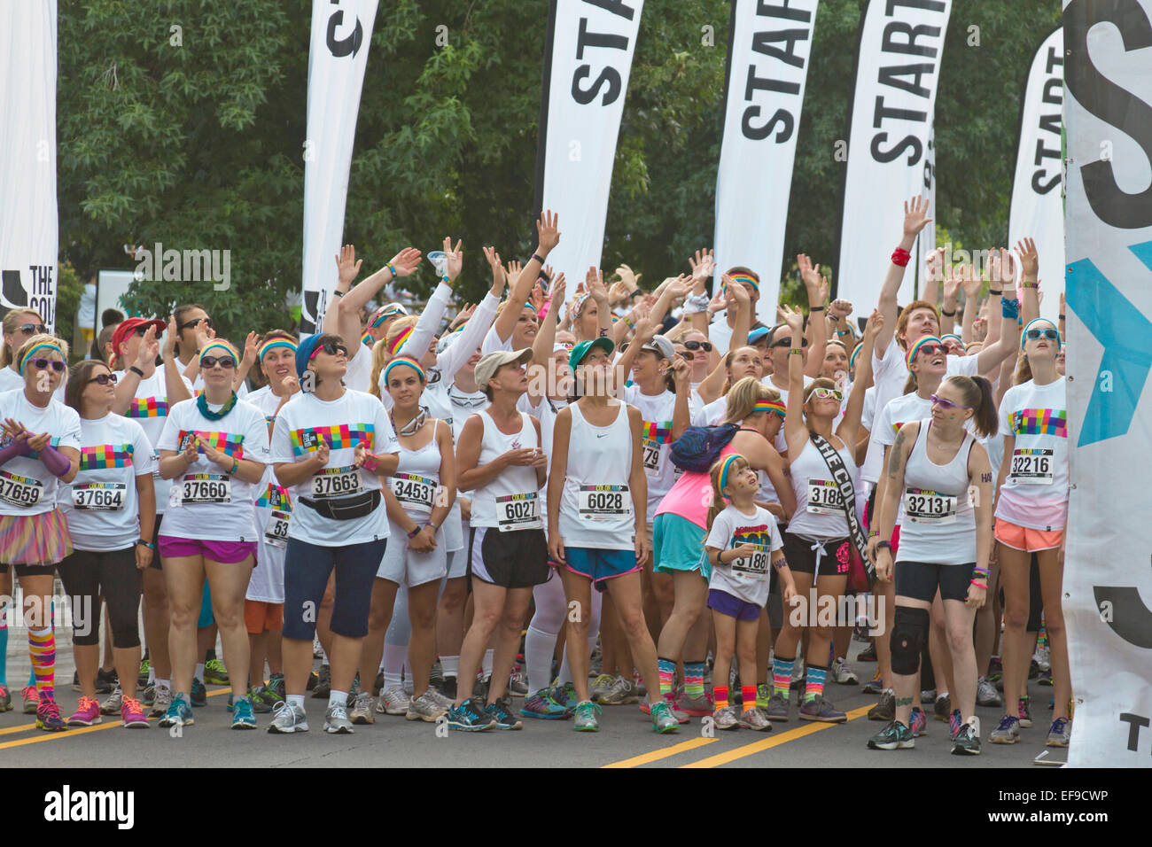 Emozionato Colour Run partecipanti attendere con impazienza alla linea di partenza per la gara per iniziare in Asheville NC Foto Stock