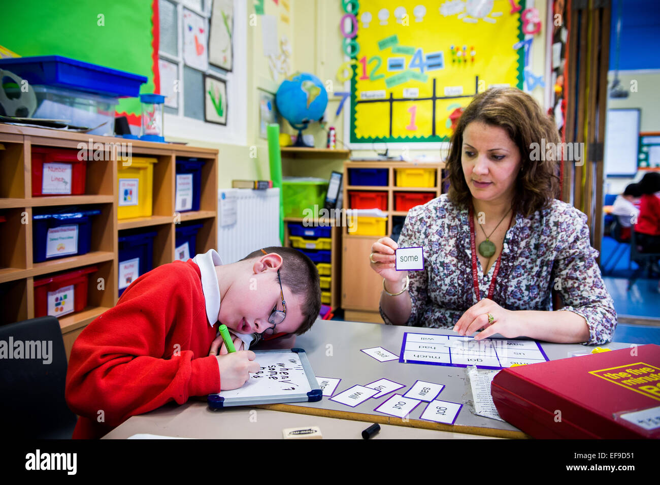 Supporto di apprendimento lavoratore con bambino nella classe di alfabetizzazione scuola primaria, Paddington London W2 Foto Stock