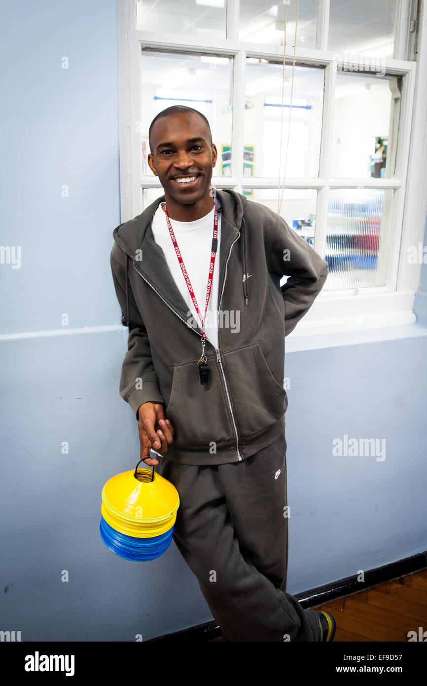Insegnante di PE a Londra la scuola primaria Foto Stock