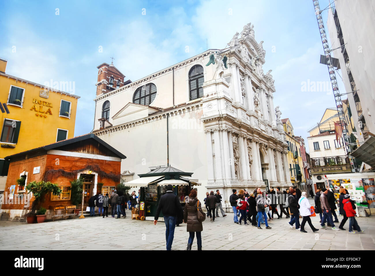 La gente che camminava sul quadrato accanto alla chiesa di Santa Maria del Giglio e l'Hotel Ala a Venezia, Italia. Foto Stock