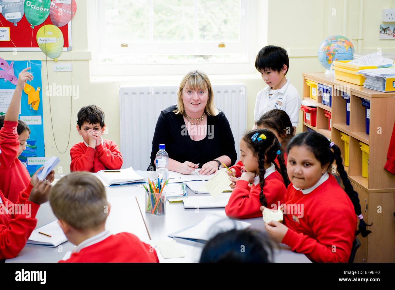 Insegnante e bambini in classe alla Inner-City Primary School London W2 Foto Stock