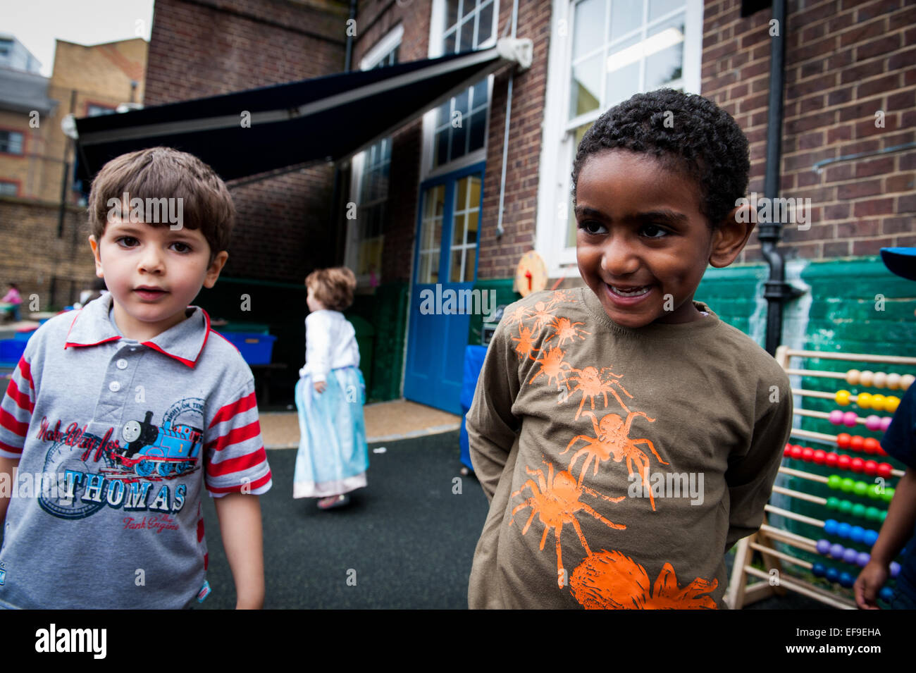 I bambini nel parco giochi della scuola primaria in London W2 Foto Stock