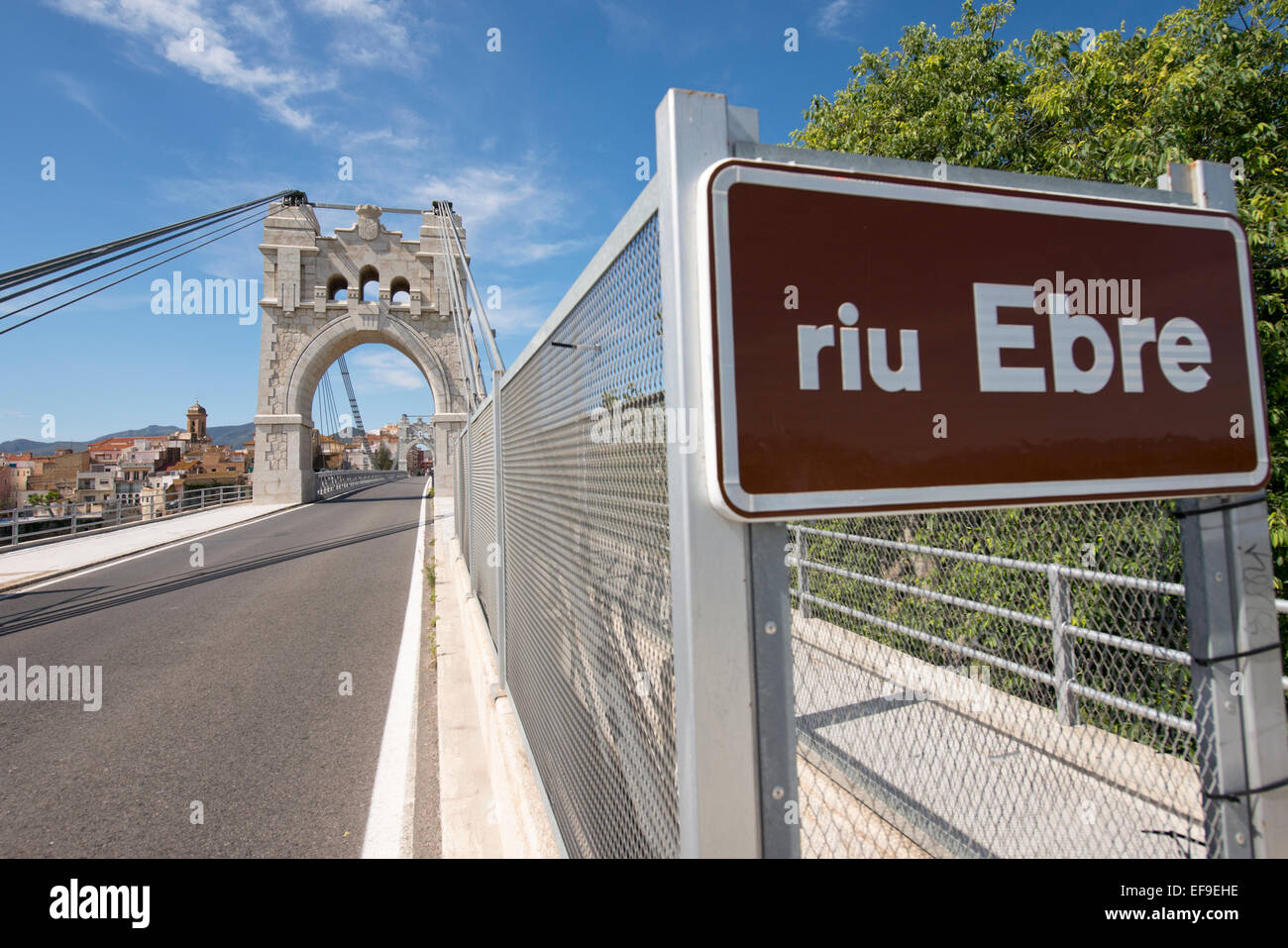 Ponte sul fiume Ebro in Amposta, Delta del Ebro, Catalogna, Spagna Foto Stock