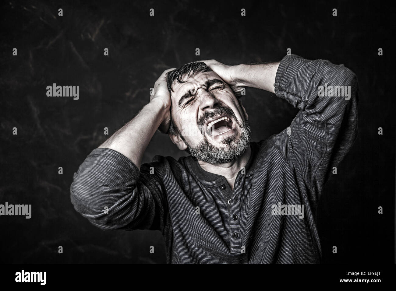 Ritratto di un uomo che urla dalle esperienze Foto Stock