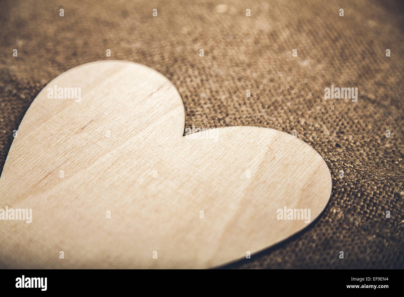 Cuore simbolico risiede su uno sfondo con posto per il testo Foto Stock