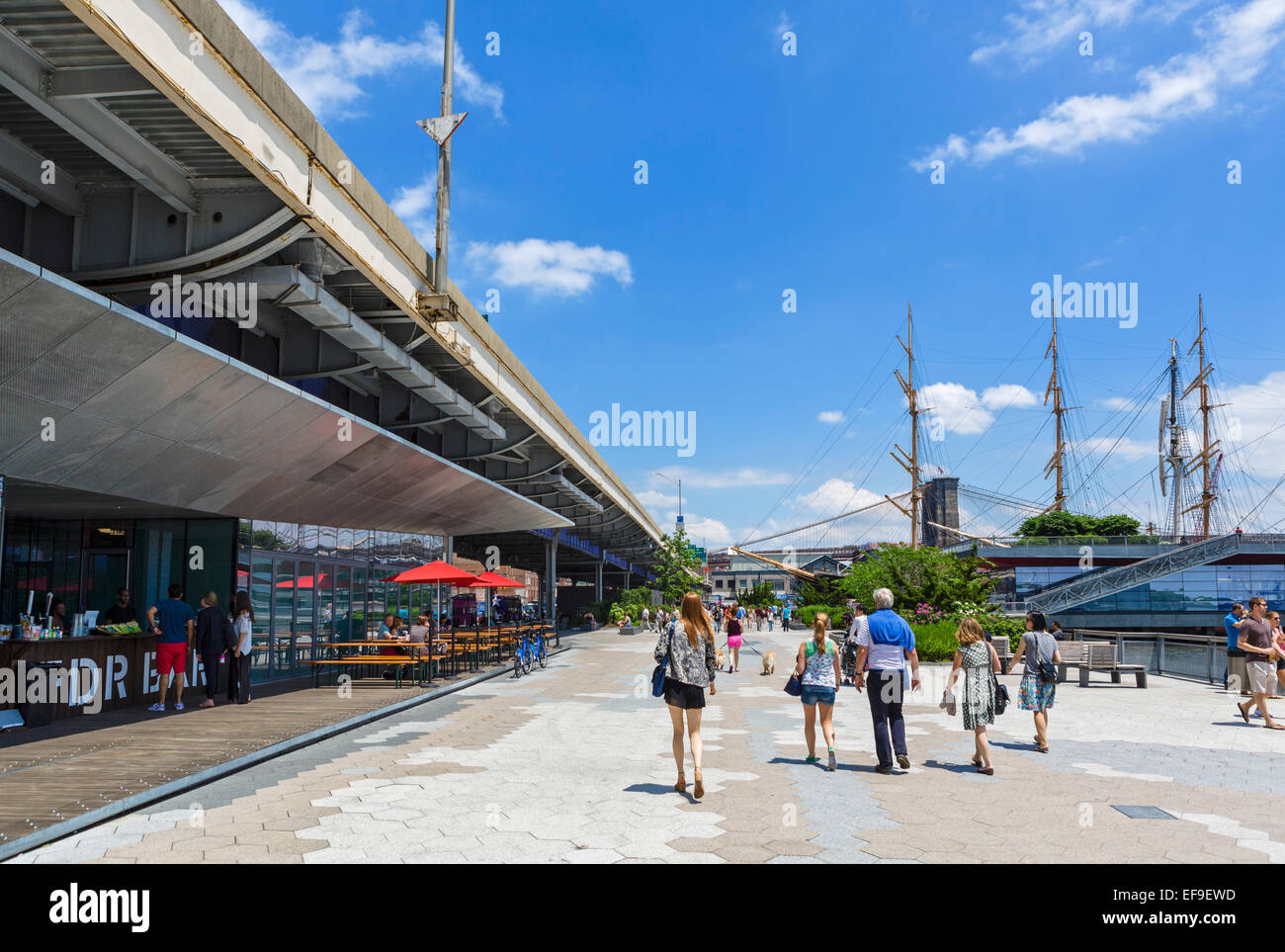 L'East River Esplanade guardando verso il ponte di Brooklyn e South Street Seaport, la parte inferiore di Manhattan, New York City, NY, STATI UNITI D'AMERICA Foto Stock