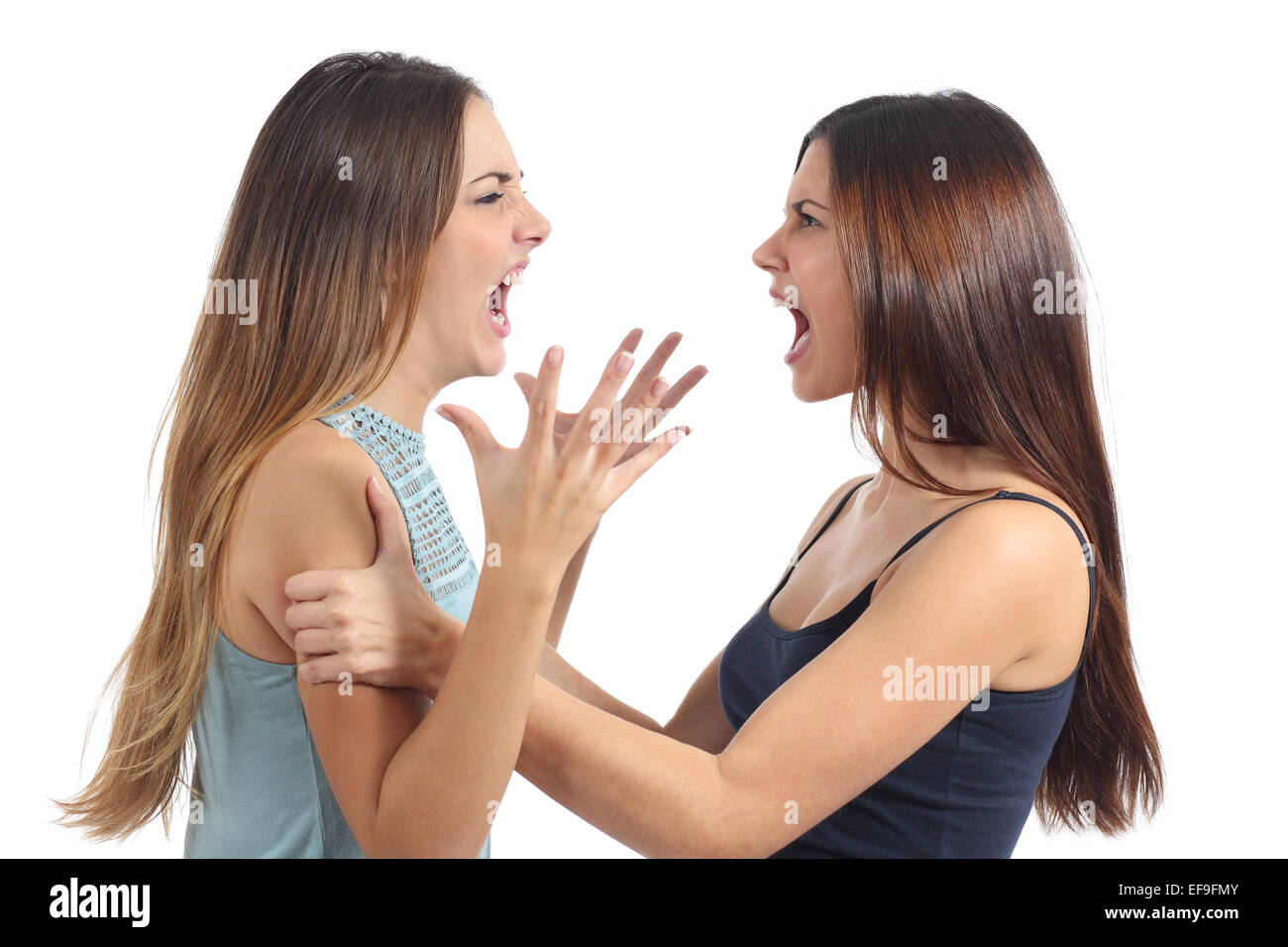 Due donne aggressive sostenendo e gridando isolato su uno sfondo bianco Foto Stock