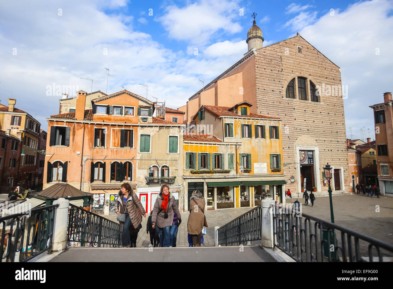 Una vista di gente che camminava sul ponte di fronte alla chiesa di San Pantalon a Venezia, Italia. Foto Stock