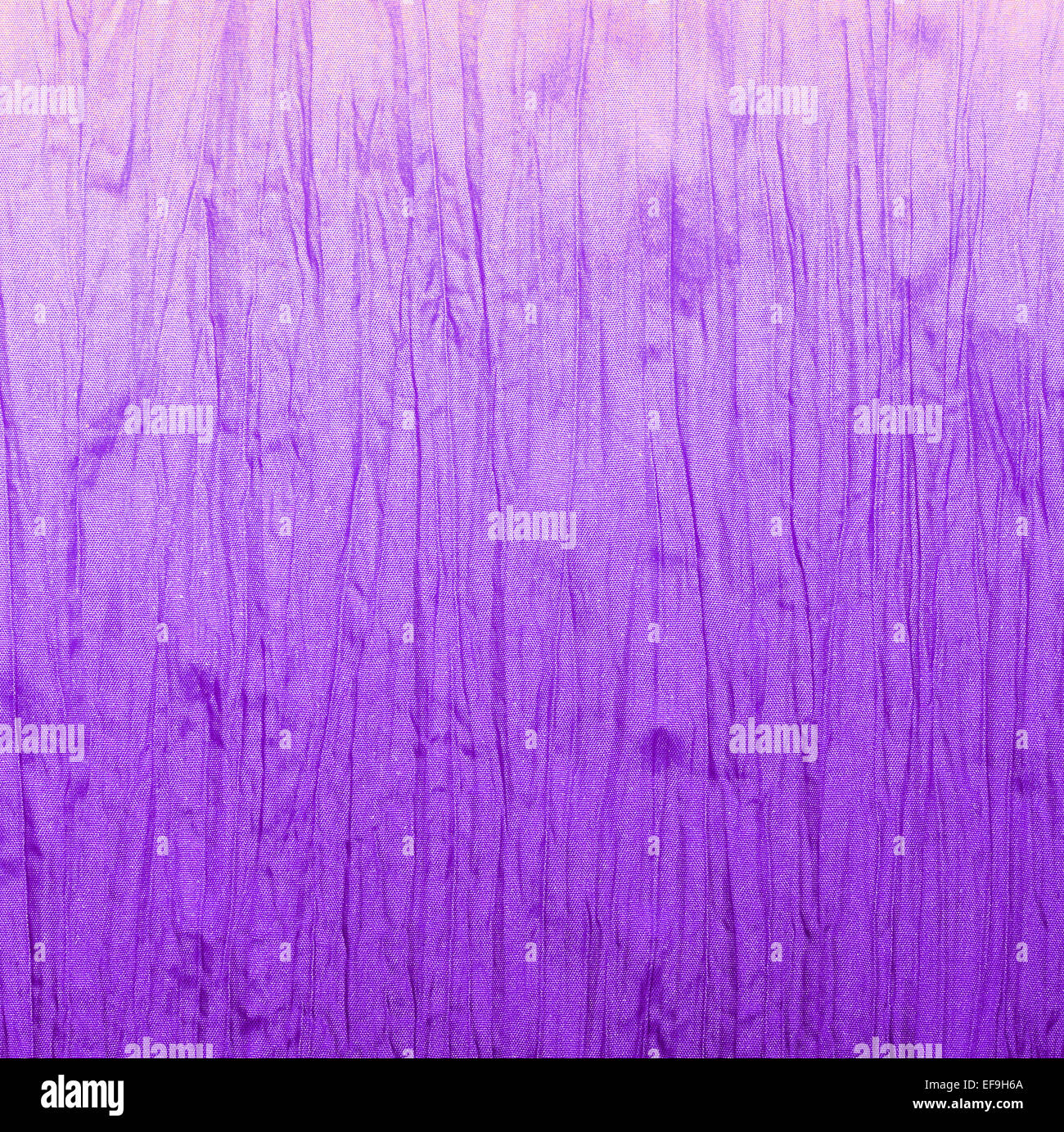 Crumpled viola tessuto con una sfumatura per lo sfondo Foto Stock