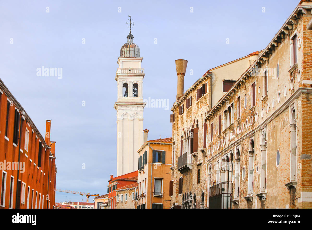 Una vista del campanile della chiesa di San Giorgio dei Greci a Venezia, Italia. Foto Stock