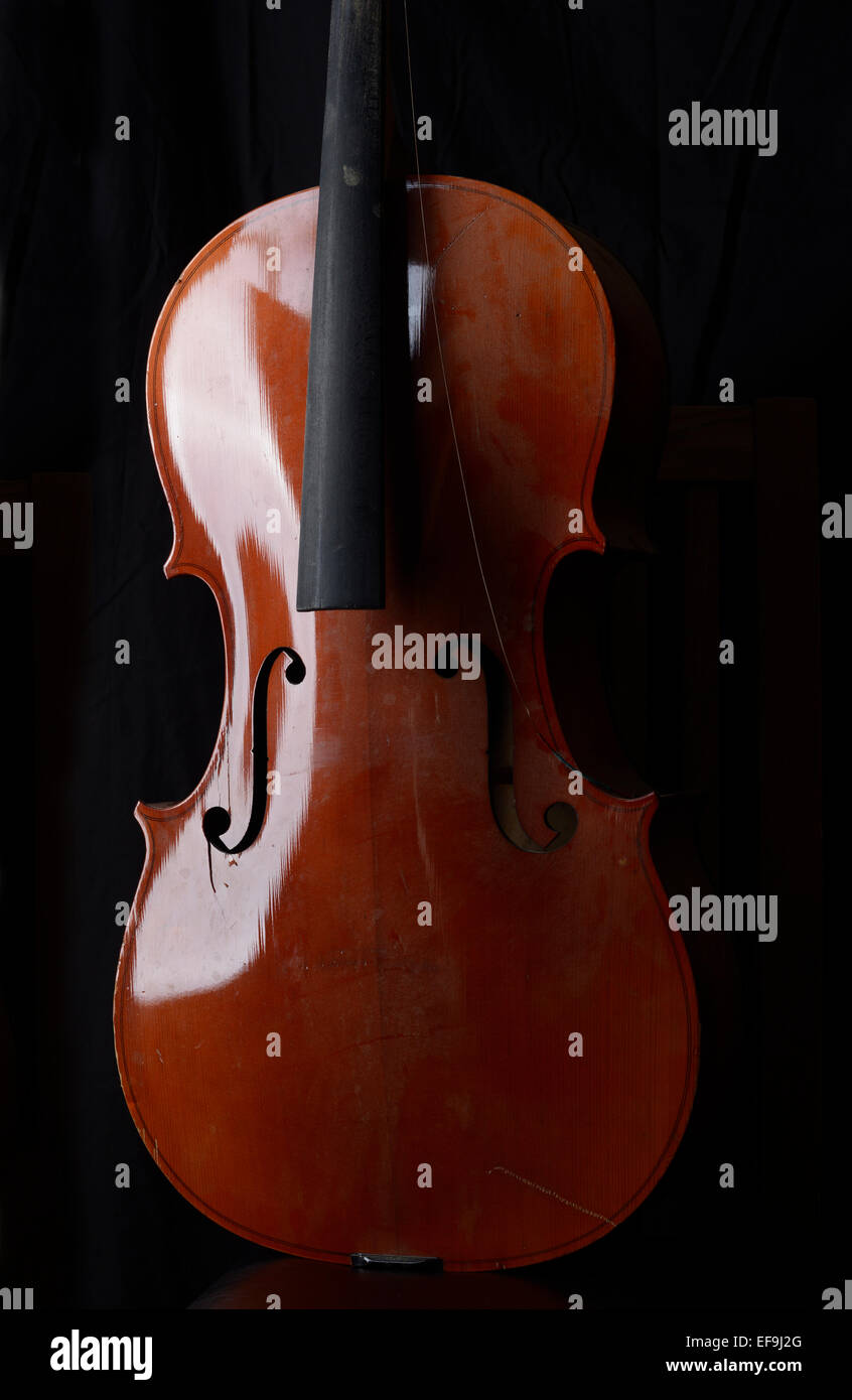 Corpo di un violoncello prima dell'aggiunta delle stringhe Foto Stock