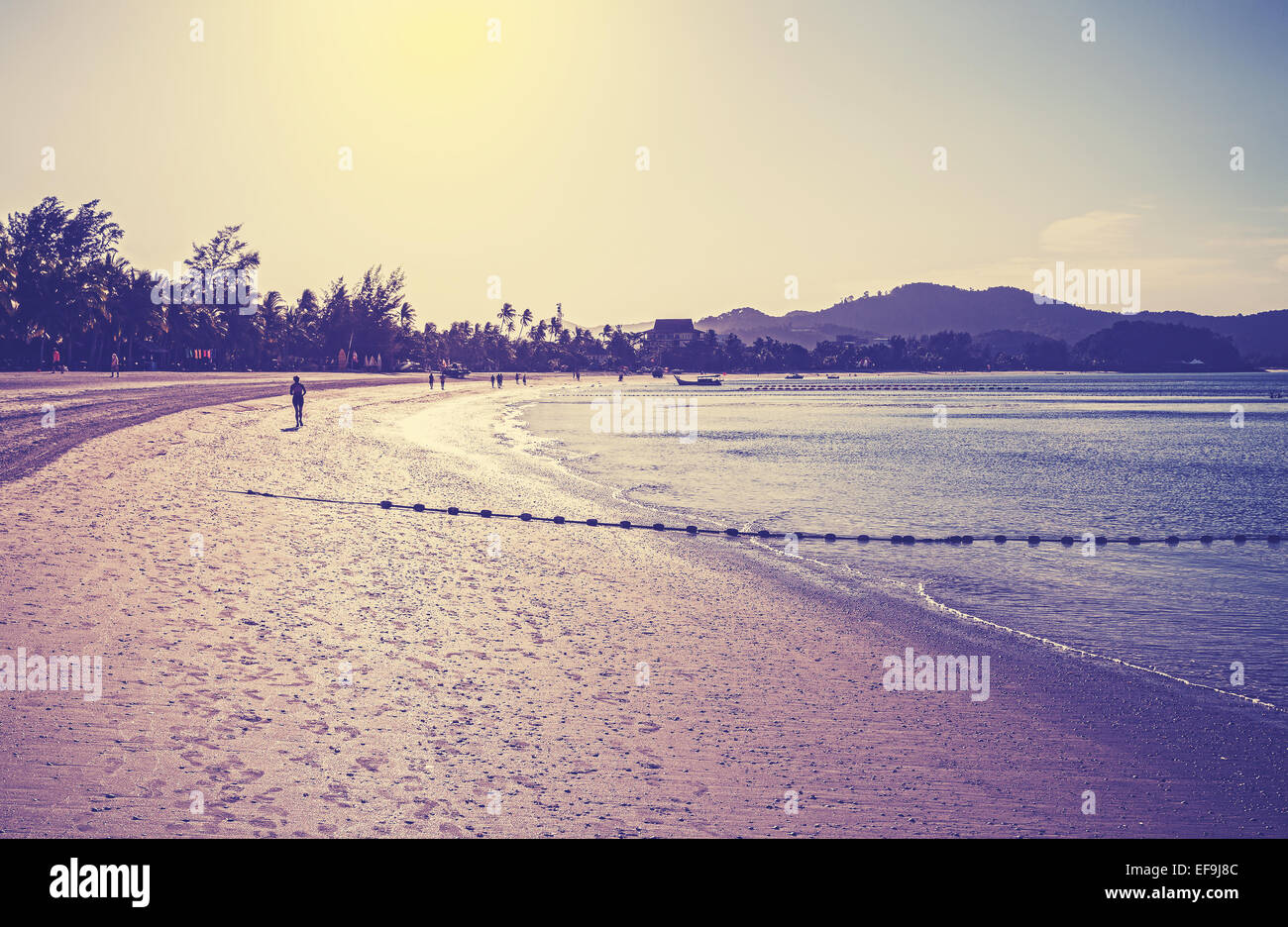 Retro Vintage immagine filtrata di una spiaggia a sunrise. Foto Stock