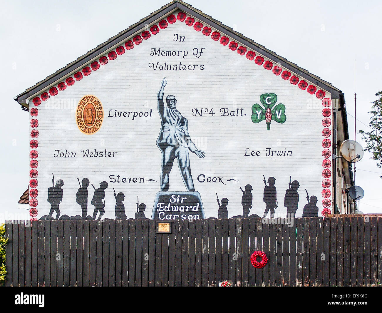 Murale su una veletta in Belfast commemorando UVF volontari da Liverpool. Foto Stock