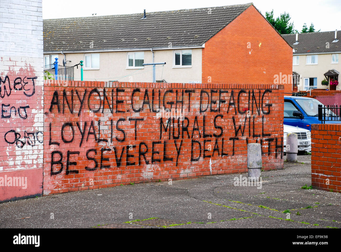 Graffiti minacciando chiunque catturati deturpamento lealisti murales verrà punita con severità' Foto Stock