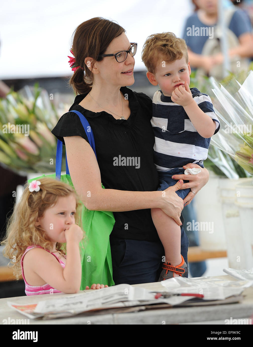 Lisa Loeb prende i suoi figli per il mercato degli agricoltori con: Lisa Loeb,Emet Loeb Hershkovitz,Lyla Loeb Hershkovitz dove: Los Angeles, California, Stati Uniti quando: 27 Lug 2014 Foto Stock