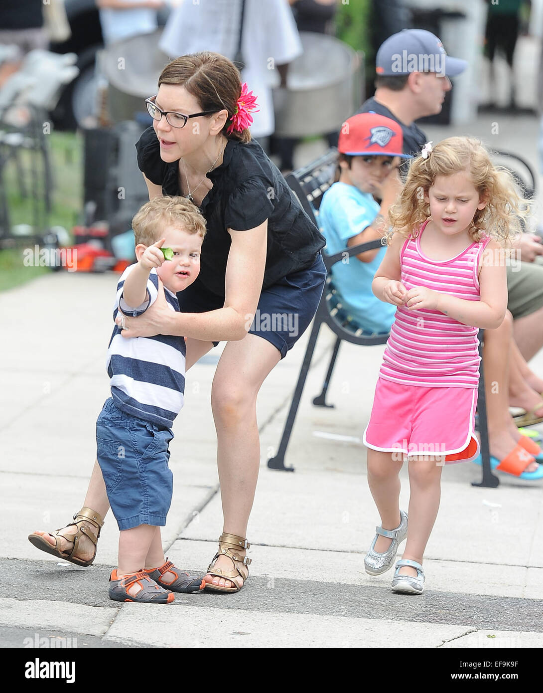 Lisa Loeb prende i suoi figli per il mercato degli agricoltori con: Lisa Loeb,Emet Loeb Hershkovitz,Lyla Loeb Hershkovitz dove: Los Angeles, California, Stati Uniti quando: 27 Lug 2014 Foto Stock