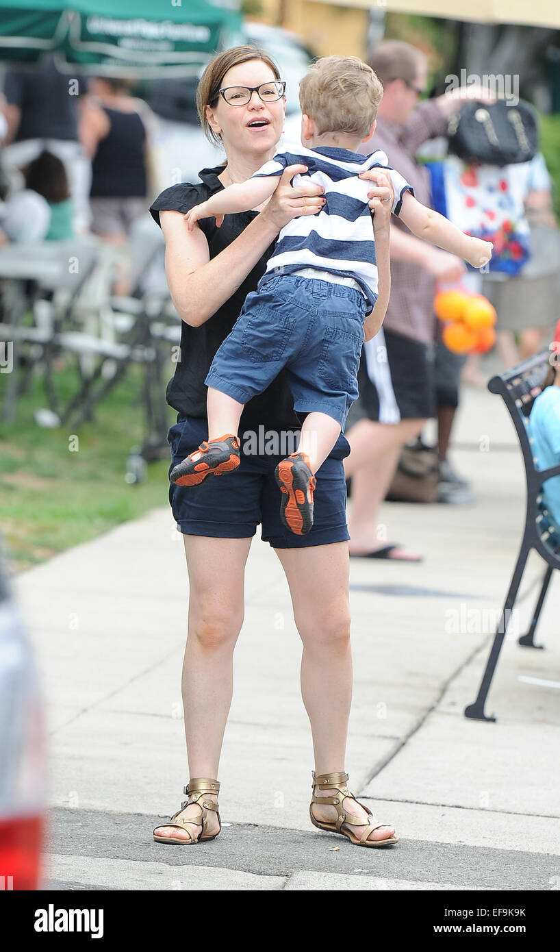 Lisa Loeb prende i suoi figli per il mercato degli agricoltori con: Lisa Loeb,Emet Loeb Hershkovitz dove: Los Angeles, California, Stati Uniti quando: 27 Lug 2014 Foto Stock