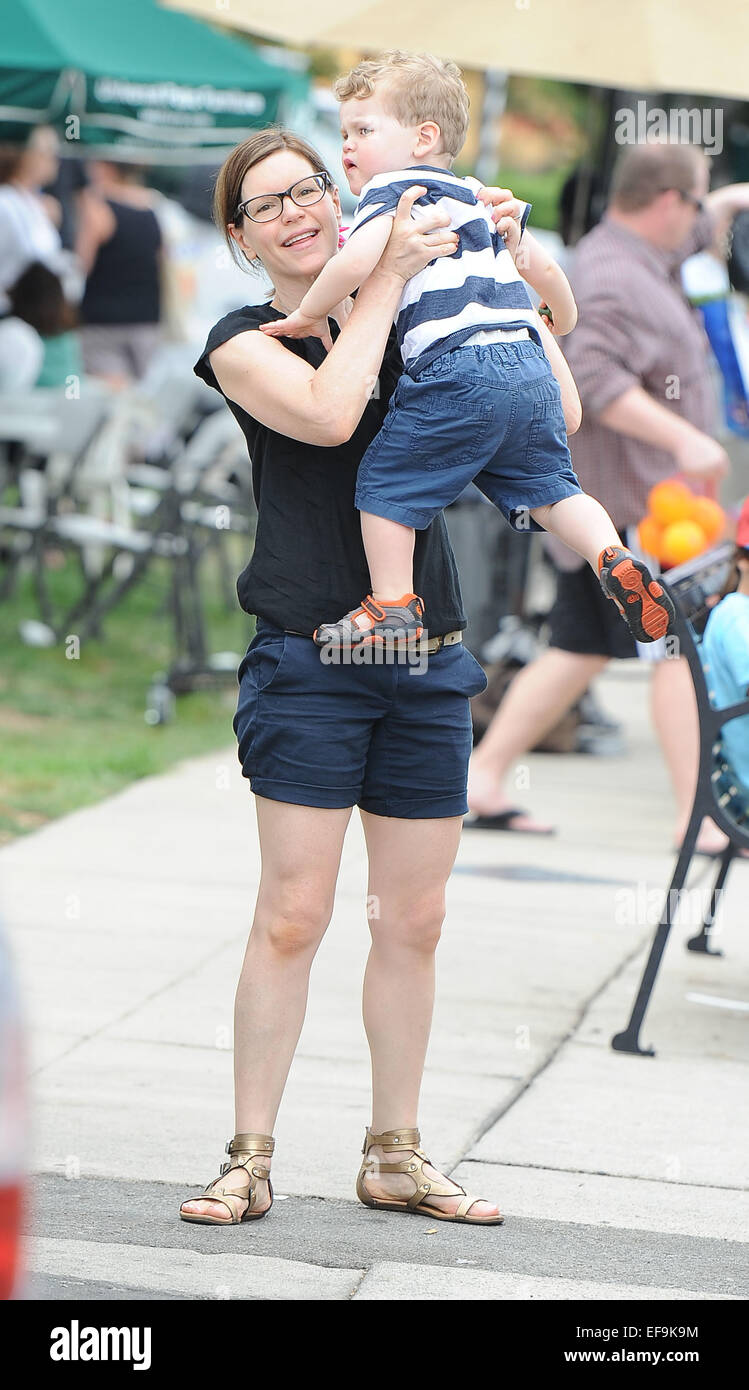 Lisa Loeb prende i suoi figli per il mercato degli agricoltori con: Lisa Loeb,Emet Loeb Hershkovitz dove: Los Angeles, California, Stati Uniti quando: 27 Lug 2014 Foto Stock