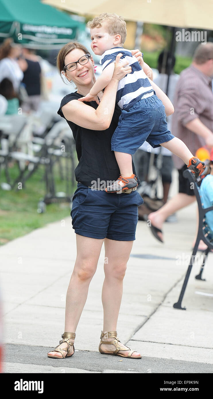 Lisa Loeb prende i suoi figli per il mercato degli agricoltori con: Lisa Loeb,Emet Loeb Hershkovitz dove: Los Angeles, California, Stati Uniti quando: 27 Lug 2014 Foto Stock