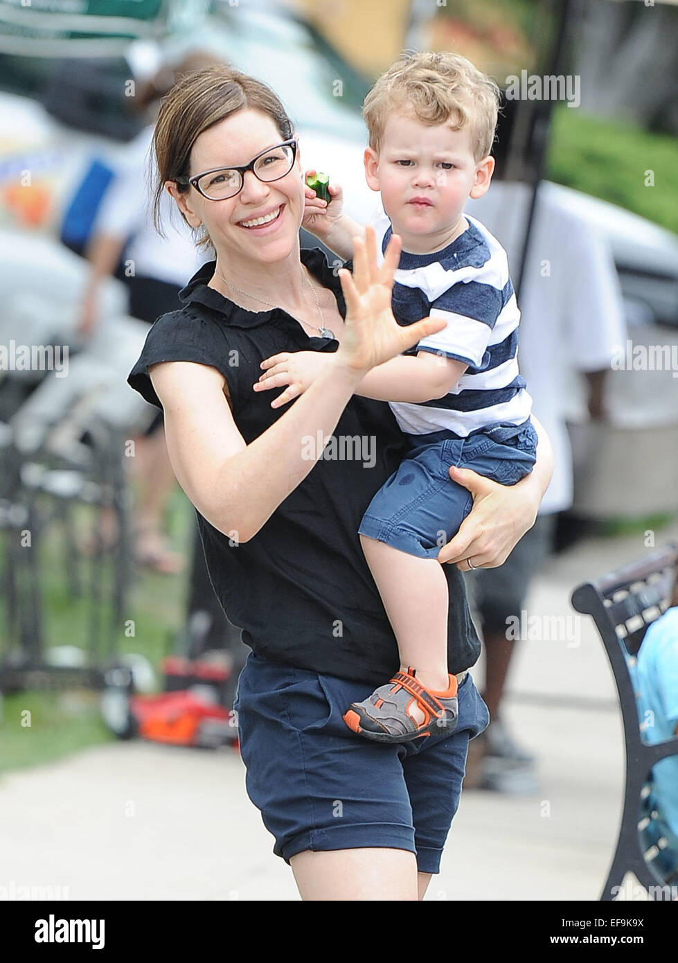 Lisa Loeb prende i suoi figli per il mercato degli agricoltori con: Lisa Loeb,Emet Loeb Hershkovitz dove: Los Angeles, California, Stati Uniti quando: 27 Lug 2014 Foto Stock