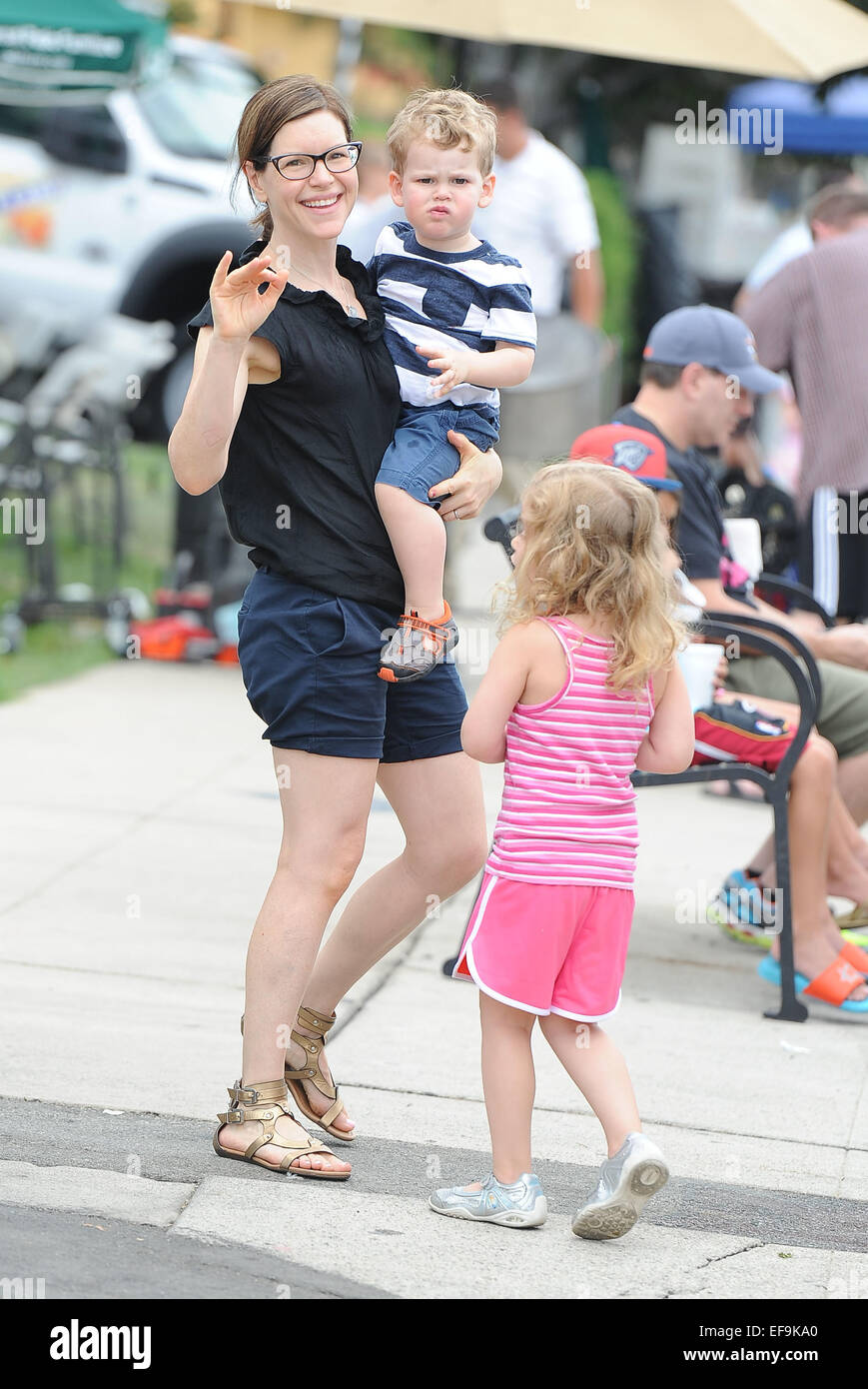 Lisa Loeb prende i suoi figli per il mercato degli agricoltori con: Lisa Loeb,Emet Loeb Hershkovitz,Lyla Loeb Hershkovitz dove: Los Angeles, California, Stati Uniti quando: 27 Lug 2014 Foto Stock