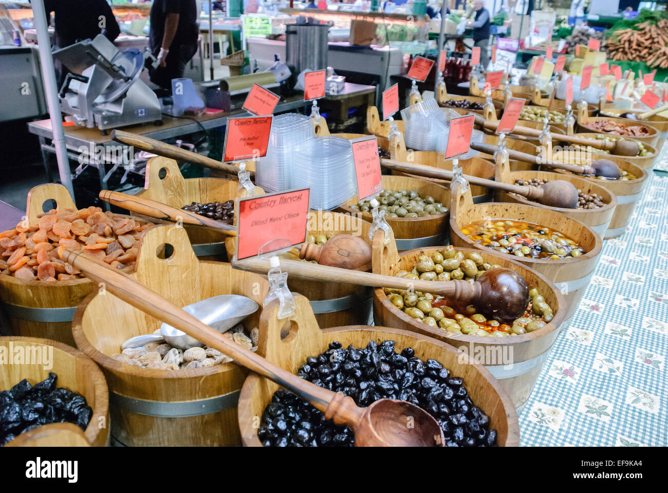 Secchi pieni di olive in un mercato in stallo Foto Stock