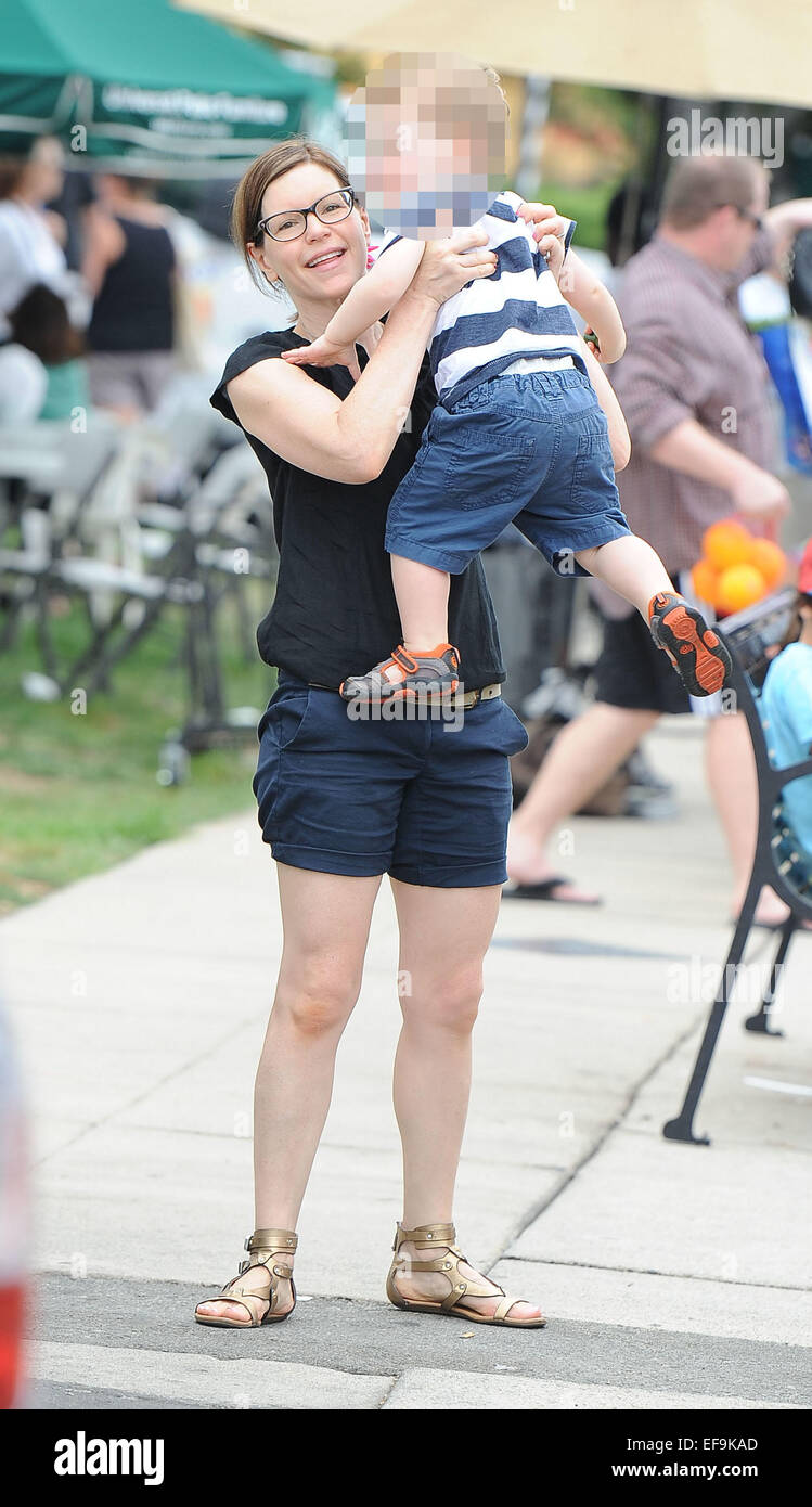 Lisa Loeb prende i suoi figli per il mercato degli agricoltori con: Lisa Loeb,Emet Loeb Hershkovitz dove: Los Angeles, California, Stati Uniti quando: 27 Lug 2014 Foto Stock