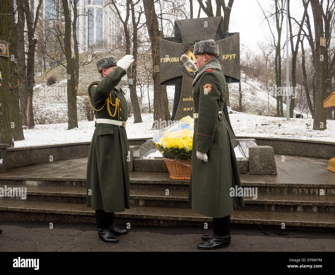 Kruty, Ucraina. Il 29 gennaio, 2015. Regione di Chernihiv, Ucraina. Il 29 gennaio, 2015. Soldati di guardia d'onore installare un cesto di fiori al monumento ai caduti gli eroi. -- Politicinas ucraini, 29 gennaio 2015, ha partecipato alla cerimonia Kruty eroi, giovani ragazzi che in questo giorno nel 1918 vicino alla stazione Kruty nella regione di Chernihiv è entrato in una battaglia impari con i bolscevichi e sono morti di una morte eroica per l'Ucraina Repubblica popolare. © Igor Golovnov/Alamy Live News Credit: Igor Golovnov/Alamy Live News Foto Stock