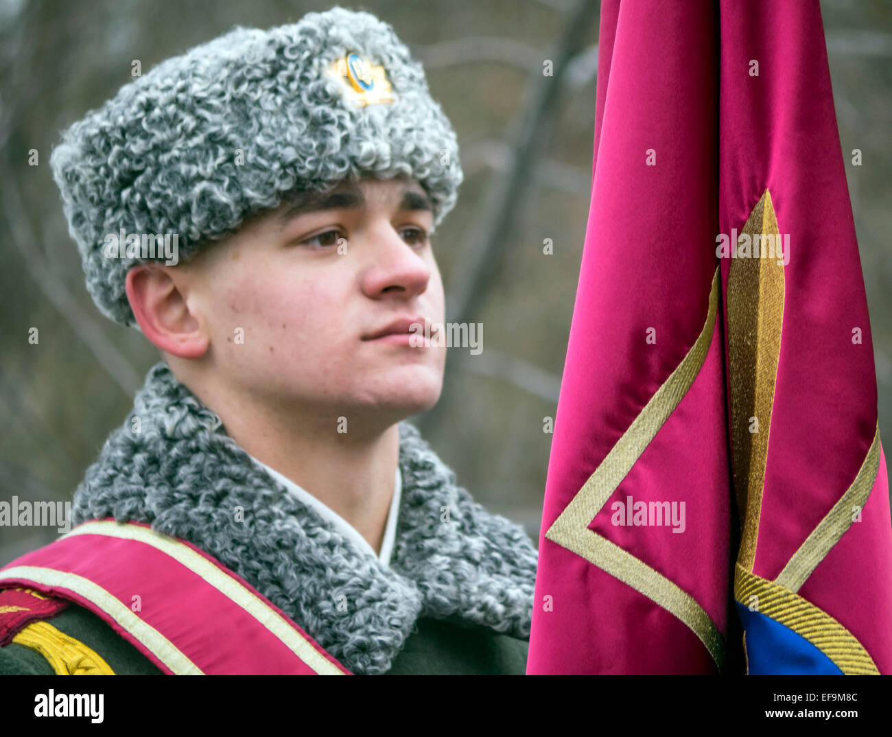 Kruty, Ucraina. Il 29 gennaio, 2015. Regione di Chernihiv, Ucraina. Il 29 gennaio, 2015. Guardia d'onore -- politicinas ucraini, 29 gennaio 2015, ha partecipato alla cerimonia Kruty eroi, giovani ragazzi che in questo giorno nel 1918 vicino alla stazione Kruty nella regione di Chernihiv è entrato in una battaglia impari con i bolscevichi e sono morti di una morte eroica per l'Ucraina Repubblica popolare. © Igor Golovnov/Alamy Live News Credit: Igor Golovnov/Alamy Live News Foto Stock