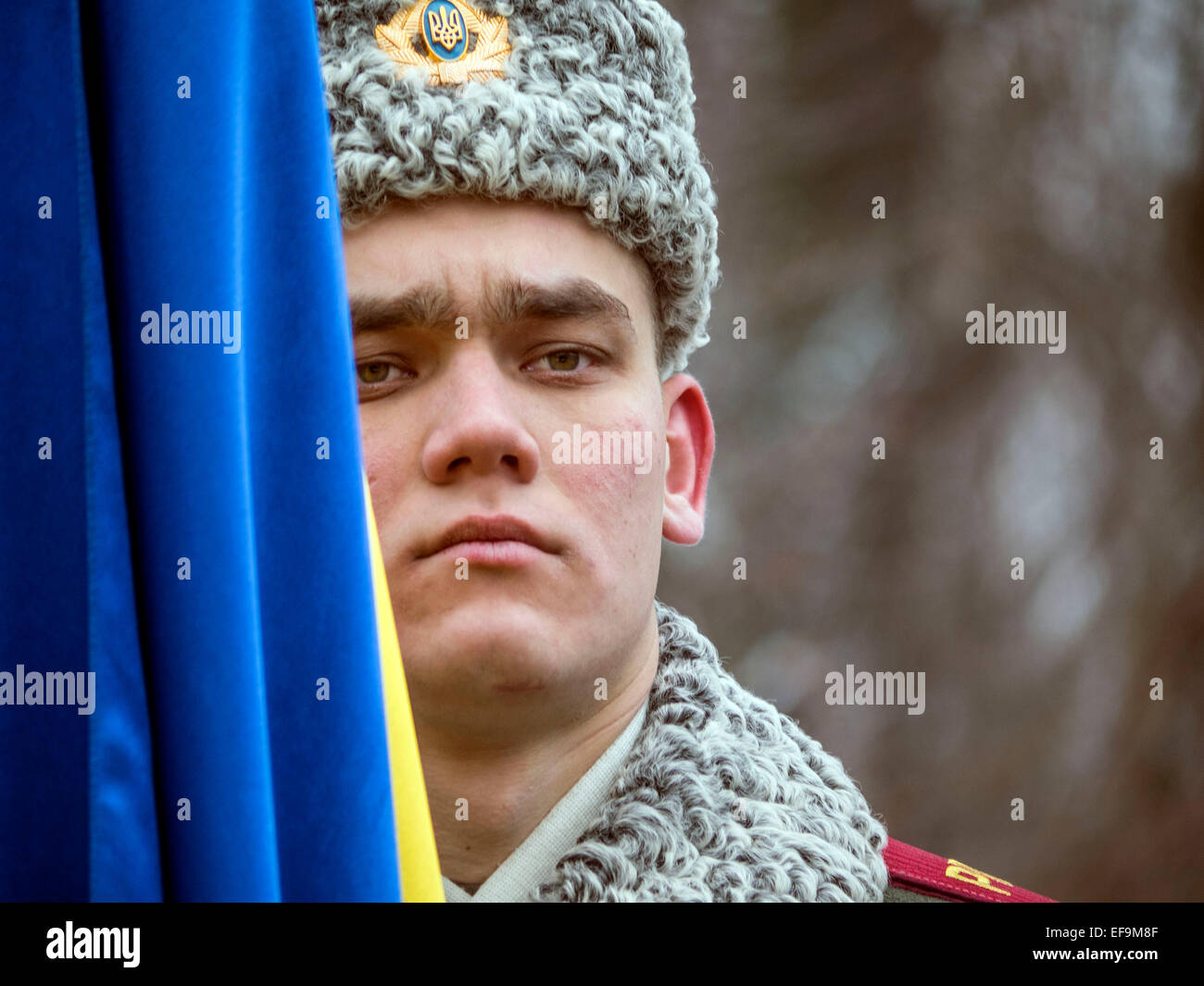 Kruty, Ucraina. Il 29 gennaio, 2015. Regione di Chernihiv, Ucraina. Il 29 gennaio, 2015. Guardia d'onore -- politicinas ucraini, 29 gennaio 2015, ha partecipato alla cerimonia Kruty eroi, giovani ragazzi che in questo giorno nel 1918 vicino alla stazione Kruty nella regione di Chernihiv è entrato in una battaglia impari con i bolscevichi e sono morti di una morte eroica per l'Ucraina Repubblica popolare. © Igor Golovnov/Alamy Live News Credit: Igor Golovnov/Alamy Live News Foto Stock