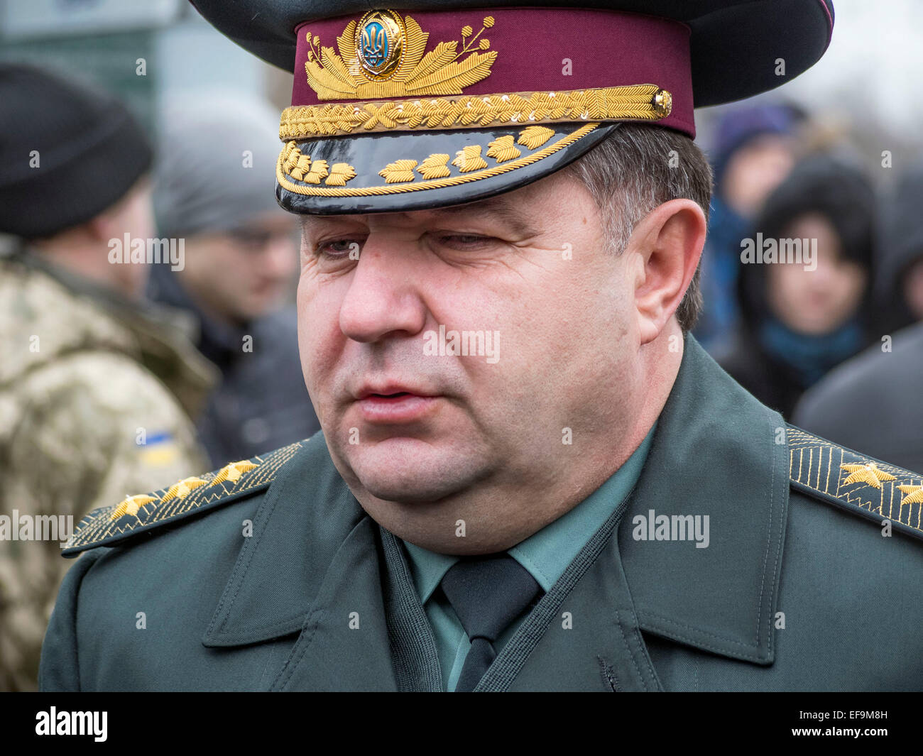 Kruty, Ucraina. Il 29 gennaio, 2015. Regione di Chernihiv, Ucraina. Il 29 gennaio, 2015. Il ministro della difesa dell'Ucraina Stepan Poltorak. -- Politicinas ucraini, 29 gennaio 2015, ha partecipato alla cerimonia Kruty eroi, giovani ragazzi che in questo giorno nel 1918 vicino alla stazione Kruty nella regione di Chernihiv è entrato in una battaglia impari con i bolscevichi e sono morti di una morte eroica per l'Ucraina Repubblica popolare. © Igor Golovnov/Alamy Live News Credit: Igor Golovnov/Alamy Live News Foto Stock