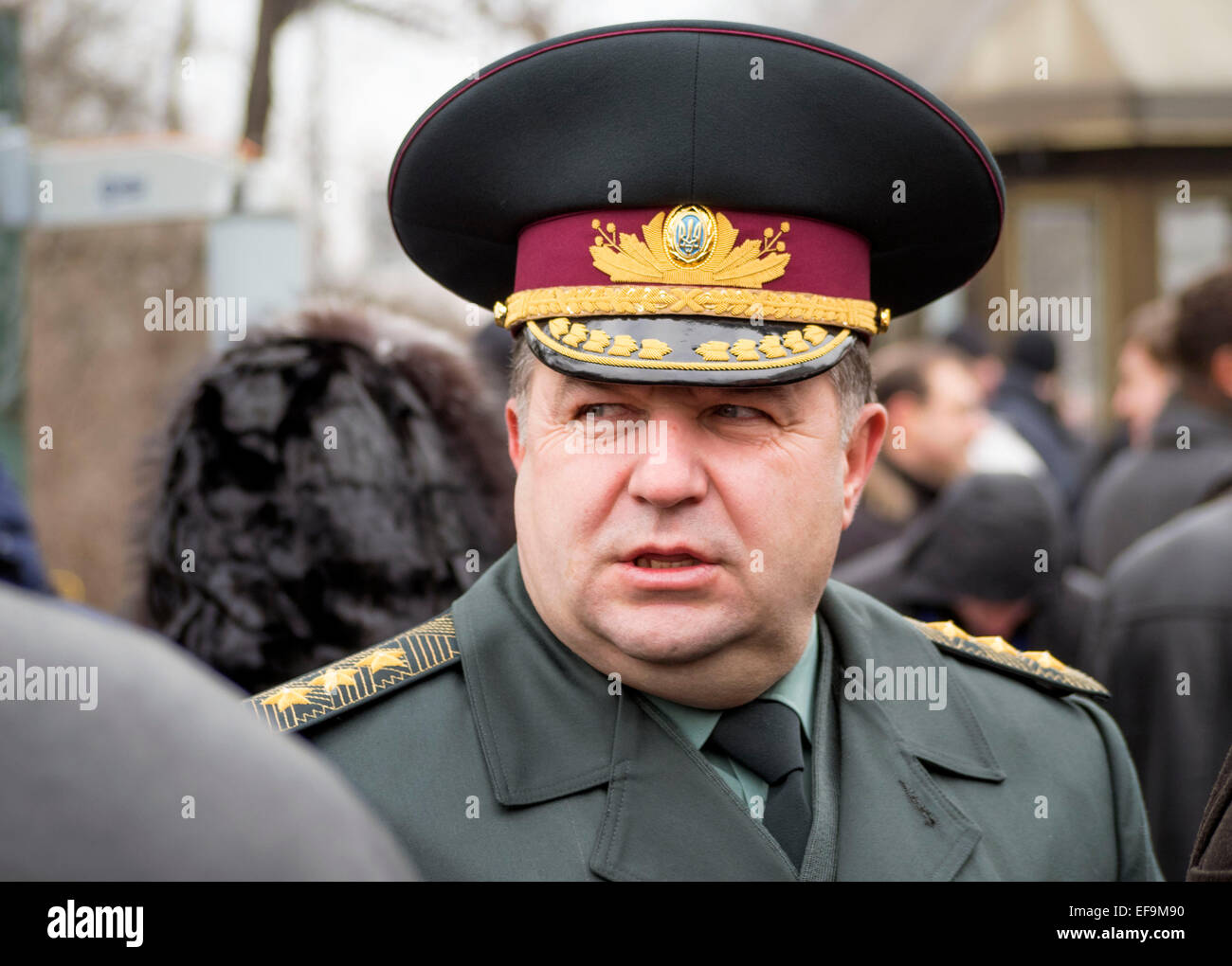 Kruty, Ucraina. Il 29 gennaio, 2015. Regione di Chernihiv, Ucraina. Il 29 gennaio, 2015. Il ministro della difesa dell'Ucraina Stepan Poltorak. -- Politicinas ucraini, 29 gennaio 2015, ha partecipato alla cerimonia Kruty eroi, giovani ragazzi che in questo giorno nel 1918 vicino alla stazione Kruty nella regione di Chernihiv è entrato in una battaglia impari con i bolscevichi e sono morti di una morte eroica per l'Ucraina Repubblica popolare. © Igor Golovnov/Alamy Live News Credit: Igor Golovnov/Alamy Live News Foto Stock