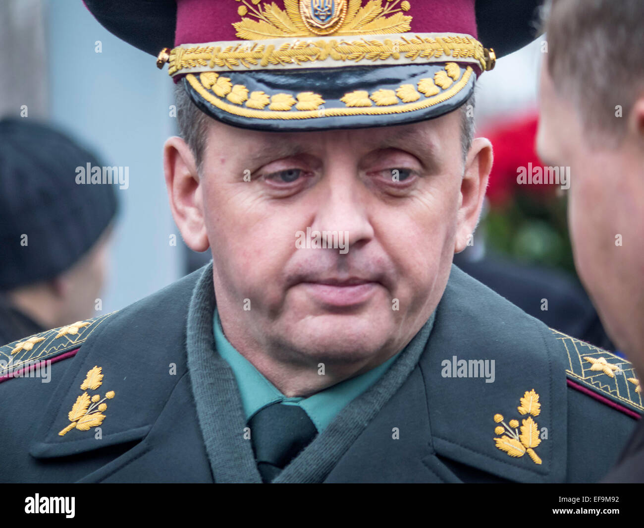 Kruty, Ucraina. Il 29 gennaio, 2015. Regione di Chernihiv, Ucraina. Il 29 gennaio, 2015. Primo Vice Capo del personale generale Gennady Vorobyev, reintegrazione del Presidente Poroshenko. -- Politicinas ucraini, 29 gennaio 2015, ha partecipato alla cerimonia Kruty eroi, giovani ragazzi che in questo giorno nel 1918 vicino alla stazione Kruty nella regione di Chernihiv è entrato in una battaglia impari con i bolscevichi e sono morti di una morte eroica per l'Ucraina Repubblica popolare. © Igor Golovnov/Alamy Live News Credit: Igor Golovnov/Alamy Live News Foto Stock