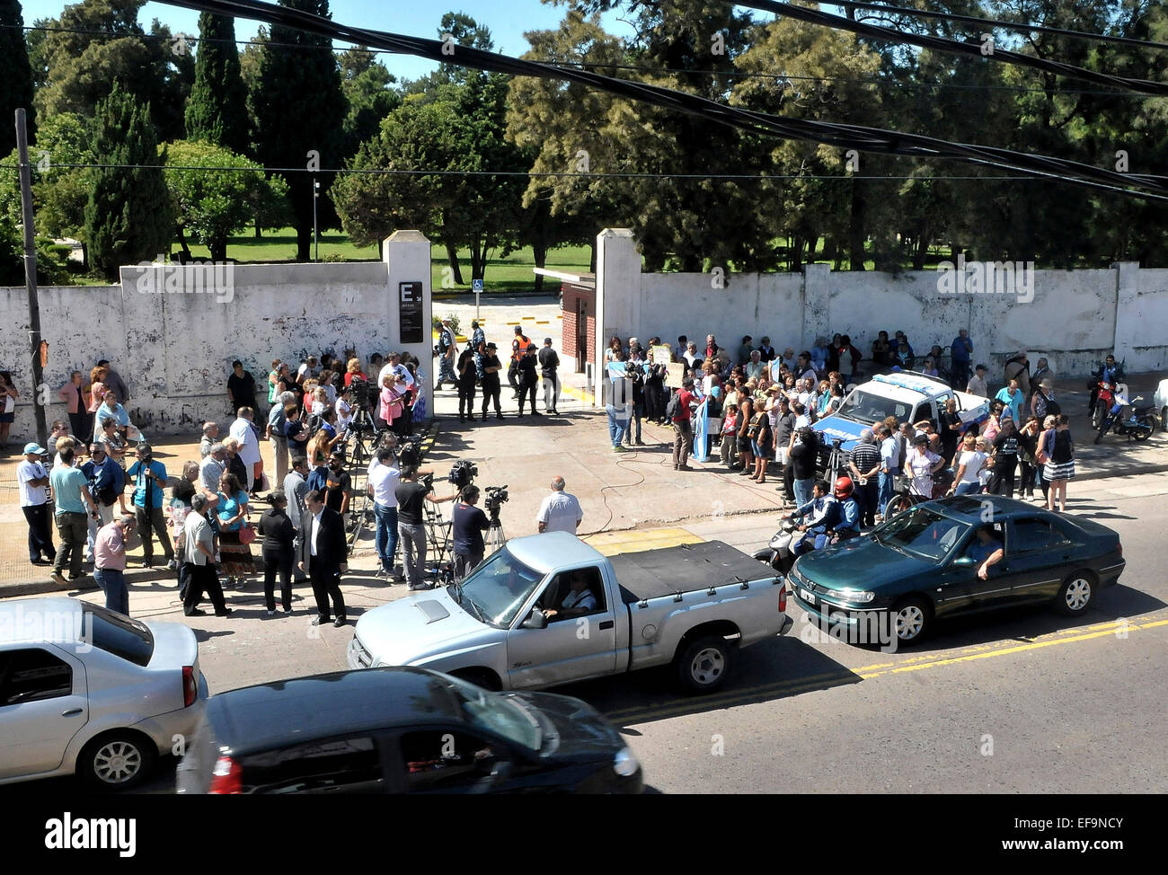 Buenos Aires, Argentina. 29 gen, 2015. La gente in attesa per l arrivo del corteo funebre del tardo procuratore Alberto Nisman davanti a La Tablada cimitero a Buenos Aires, Argentina, il 29 gennaio, 2015. Il presidente argentino Cristina Fernandez lunedì ha respinto le accuse contro di lei da un procuratore che fu misteriosamente ucciso prima di dare potenzialmente esplosivo testimonianza, che chiede una profonda riforma dei servizi di intelligence. © Enrique Cabrera/TELAM/Xinhua/Alamy Live News Foto Stock