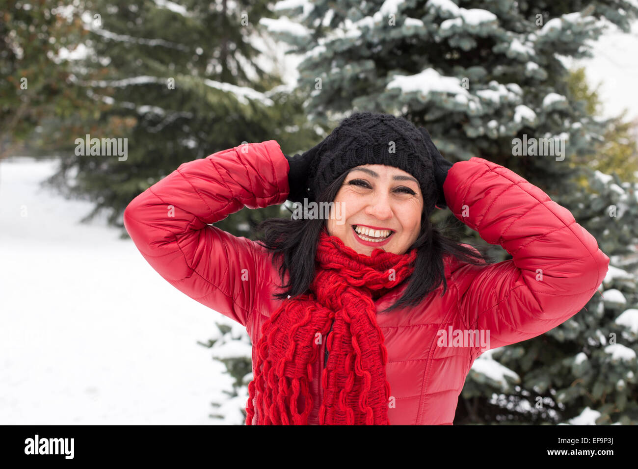 Nero-pelose donne turche in posa su un giorno nevoso Foto Stock