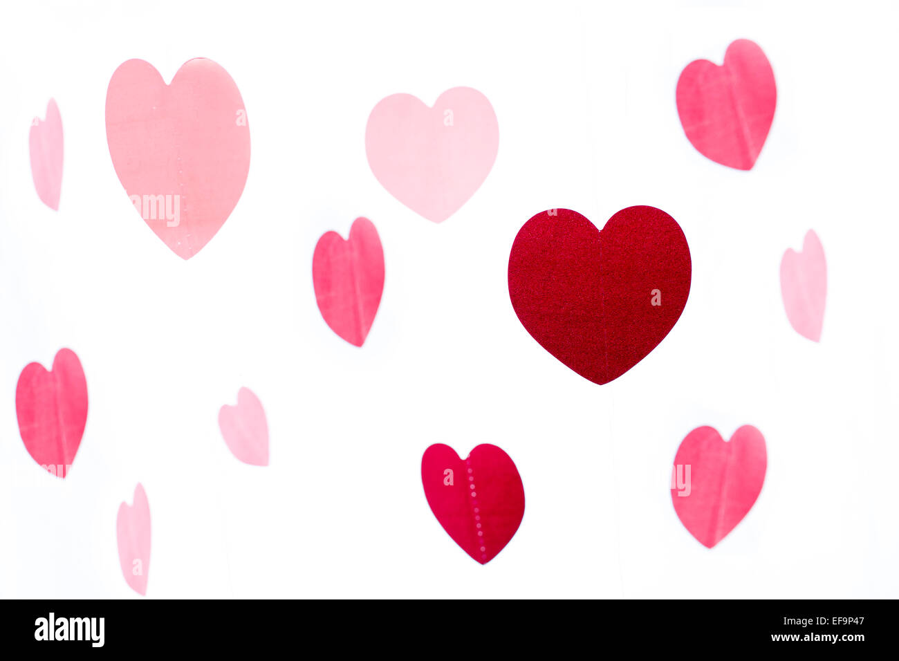 Gruppo colorato di rosa e rosso cuori isolati su sfondo bianco Foto Stock