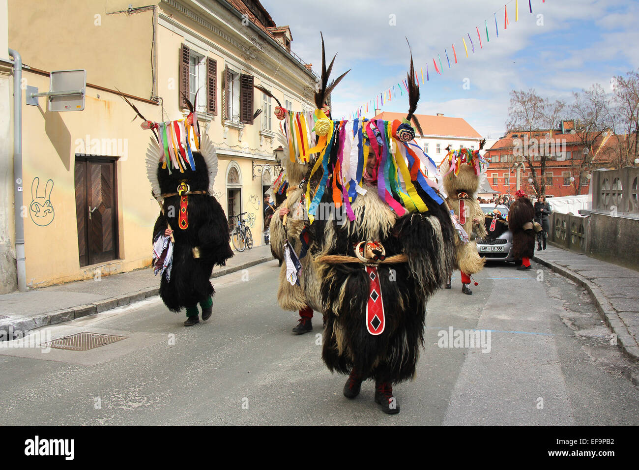 PTUJ, Slovenia - 1 Marzo: Kurent è lo sloveno vecchio tradizionale maschera di carnevale con campane e vestito di pelliccia. Essi scacciano la w Foto Stock