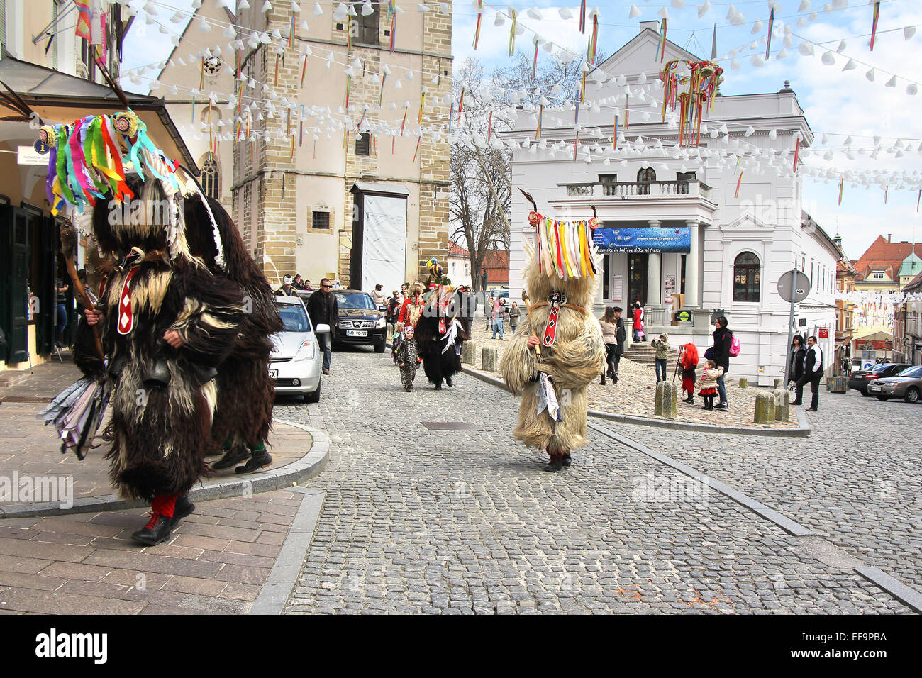 PTUJ, Slovenia - 1 Marzo: Kurent è lo sloveno vecchio tradizionale maschera di carnevale con campane e vestito di pelliccia. Essi scacciano la w Foto Stock
