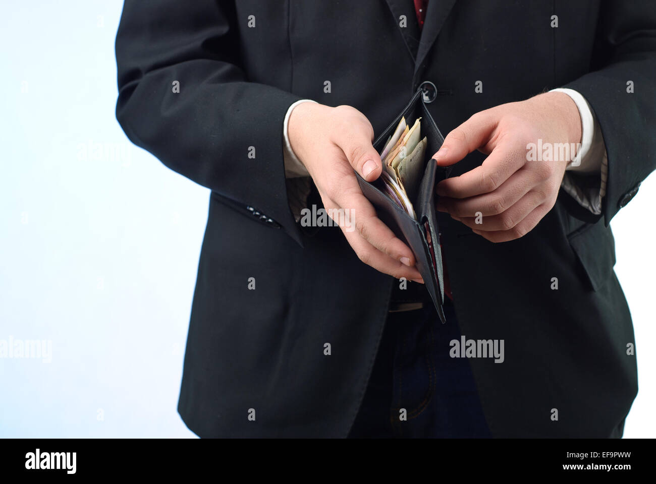 Giovane imprenditore che mostra delle banconote in euro nel suo portafogli Foto Stock