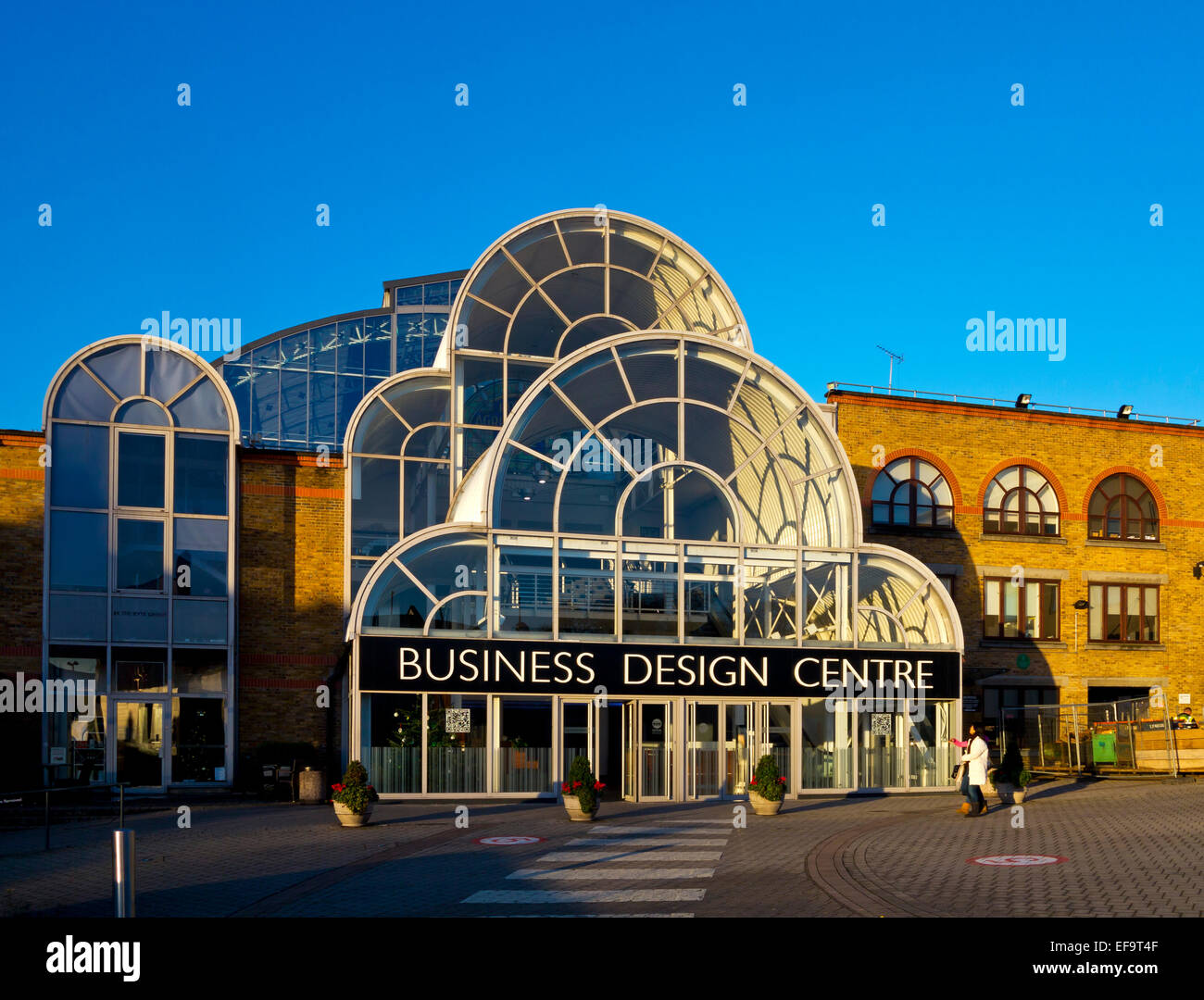 Parte anteriore vista esterna Islington Business Design Centre London REGNO UNITO una volta al Royal Agricultural Hall ora utilizzato come un centro conferenze Foto Stock