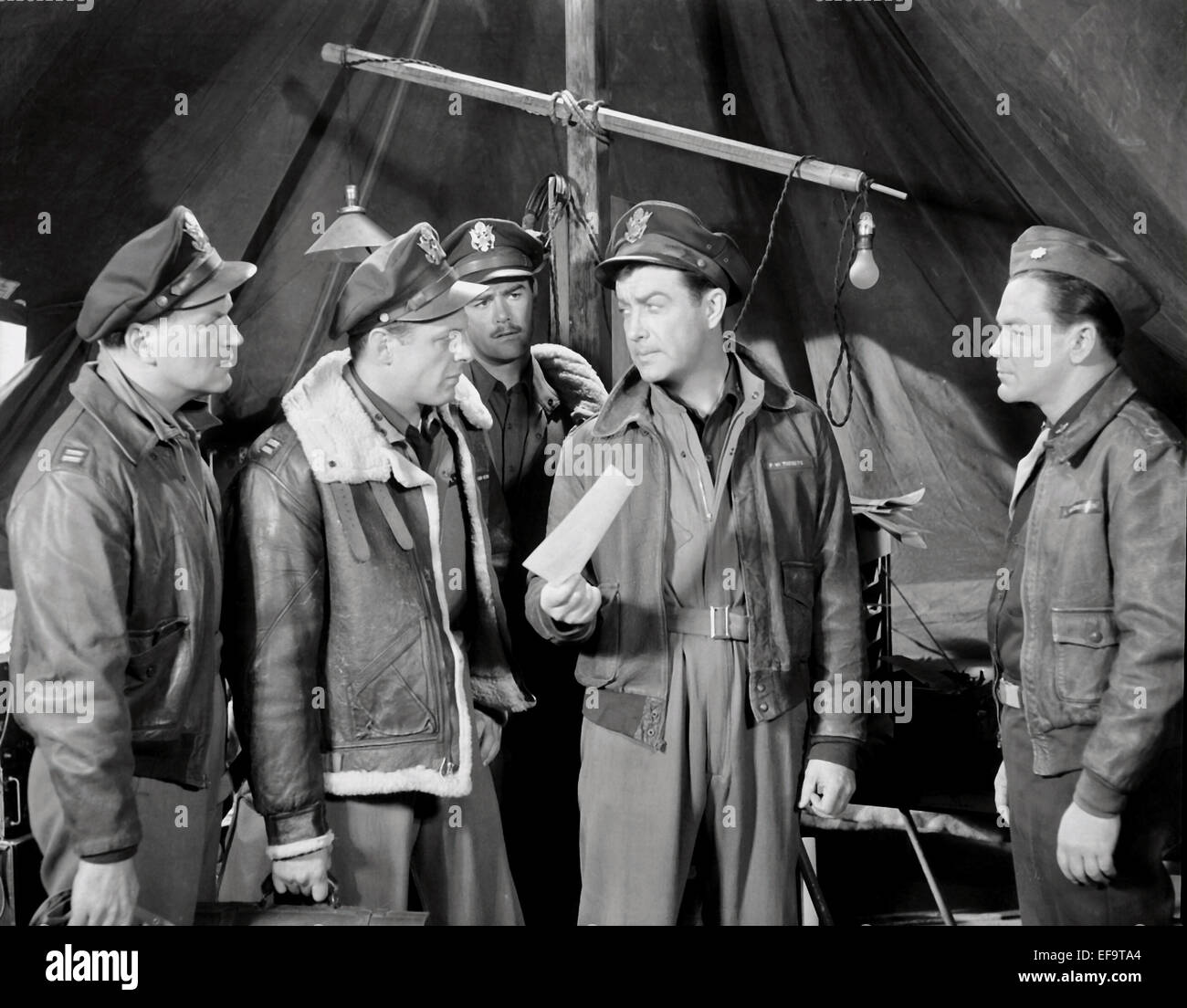 LARRY KEATING, JAMES WHITMORE, Larry GATES, ROBERT TAYLOR, al di sopra e al di là di, 1952 Foto Stock