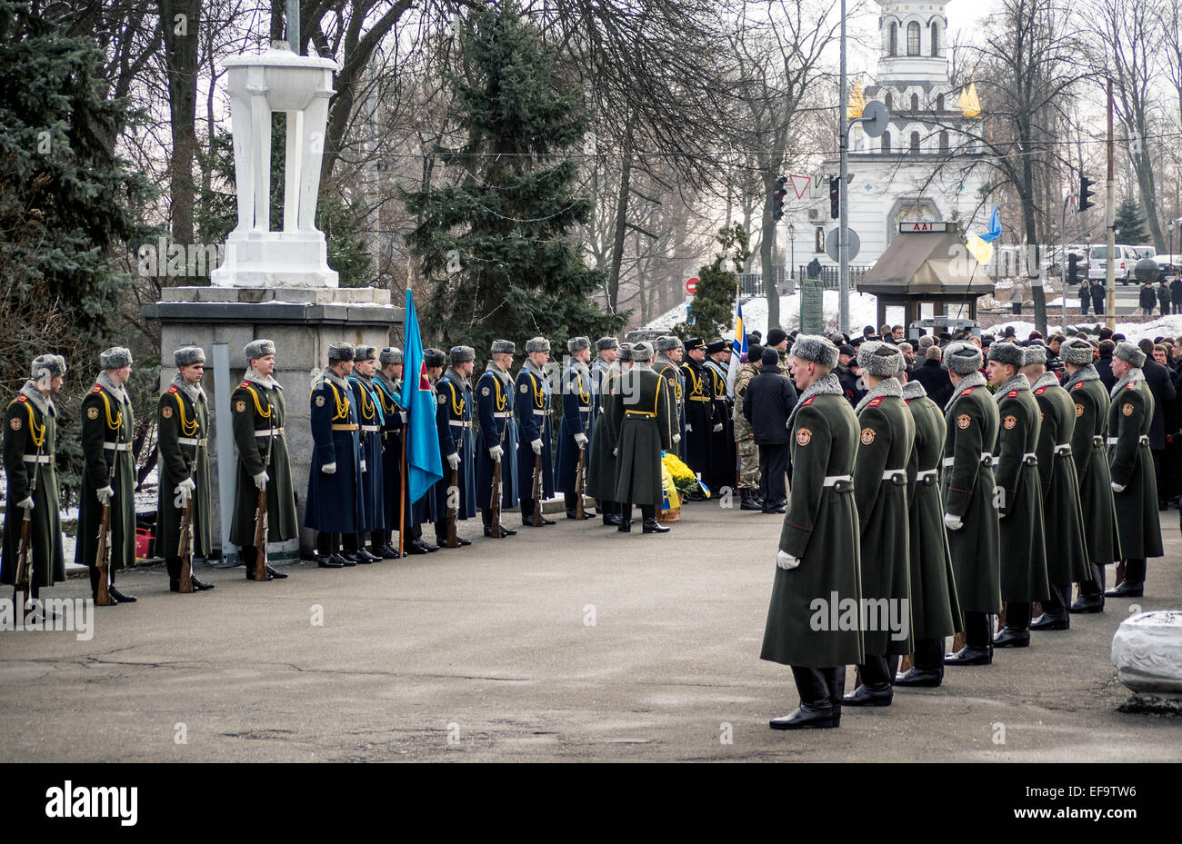 Kruty, Ucraina. Il 29 gennaio, 2015. I politici passano Guardia d'onore. - Politicinas ucraini, 29 gennaio 2015, ha partecipato alla cerimonia Kruty eroi, giovani ragazzi che in questo giorno nel 1918 vicino alla stazione Kruty nella regione di Chernihiv è entrato in una battaglia impari con i bolscevichi e sono morti di una morte eroica per l'Ucraina Repubblica popolare. Credito: Igor Golovnov/Alamy Live News Foto Stock