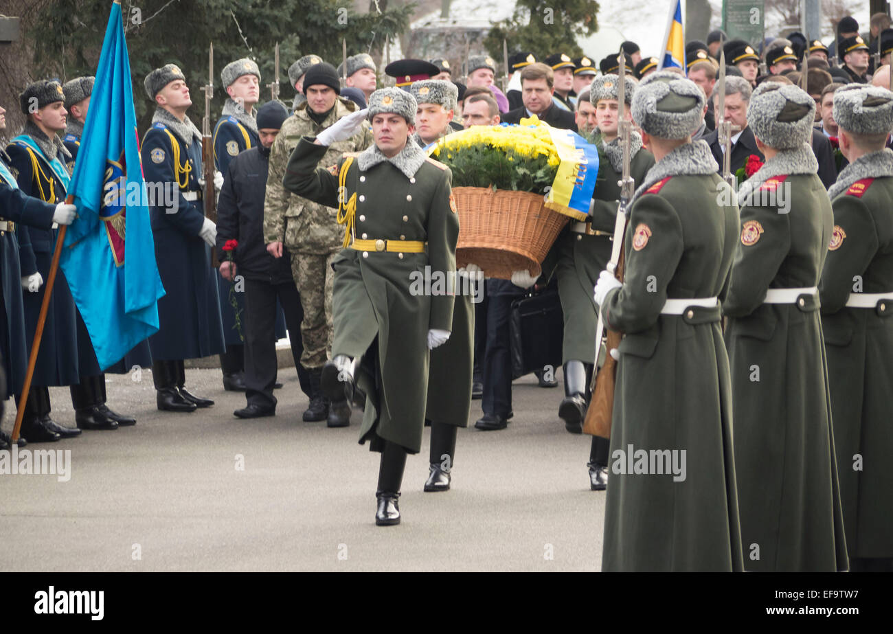 Kruty, Ucraina. Il 29 gennaio, 2015. I politici passano Guardia d'onore. - Politicinas ucraini, 29 gennaio 2015, ha partecipato alla cerimonia Kruty eroi, giovani ragazzi che in questo giorno nel 1918 vicino alla stazione Kruty nella regione di Chernihiv è entrato in una battaglia impari con i bolscevichi e sono morti di una morte eroica per l'Ucraina Repubblica popolare. Credito: Igor Golovnov/Alamy Live News Foto Stock