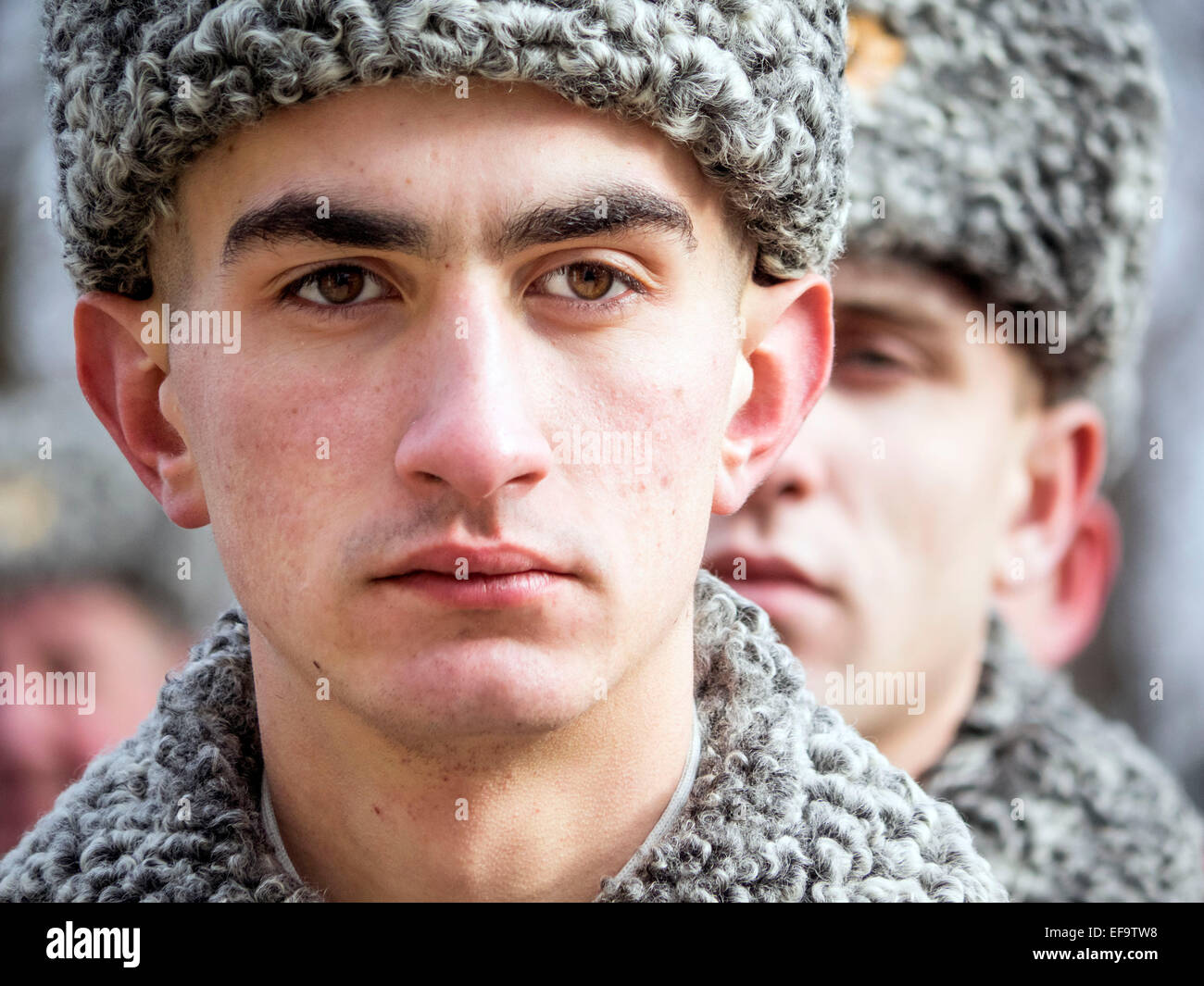 Kruty, Ucraina. Il 29 gennaio, 2015. Guardia d'onore -- politicinas ucraini, 29 gennaio 2015, ha partecipato alla cerimonia Kruty eroi, giovani ragazzi che in questo giorno nel 1918 vicino alla stazione Kruty nella regione di Chernihiv è entrato in una battaglia impari con i bolscevichi e sono morti di una morte eroica per l'Ucraina Repubblica popolare. Credito: Igor Golovnov/Alamy Live News Foto Stock