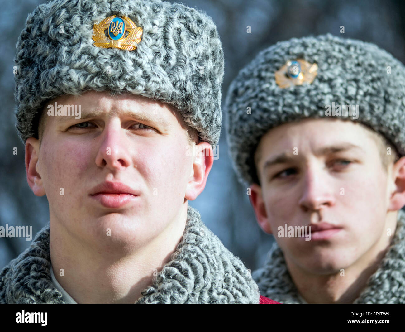 Kruty, Ucraina. Il 29 gennaio, 2015. Guardia d'onore -- politicinas ucraini, 29 gennaio 2015, ha partecipato alla cerimonia Kruty eroi, giovani ragazzi che in questo giorno nel 1918 vicino alla stazione Kruty nella regione di Chernihiv è entrato in una battaglia impari con i bolscevichi e sono morti di una morte eroica per l'Ucraina Repubblica popolare. Credito: Igor Golovnov/Alamy Live News Foto Stock