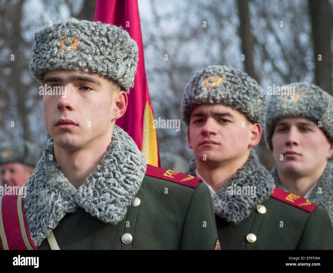 Kruty, Ucraina. Il 29 gennaio, 2015. Guardia d'onore -- politicinas ucraini, 29 gennaio 2015, ha partecipato alla cerimonia Kruty eroi, giovani ragazzi che in questo giorno nel 1918 vicino alla stazione Kruty nella regione di Chernihiv è entrato in una battaglia impari con i bolscevichi e sono morti di una morte eroica per l'Ucraina Repubblica popolare. Credito: Igor Golovnov/Alamy Live News Foto Stock