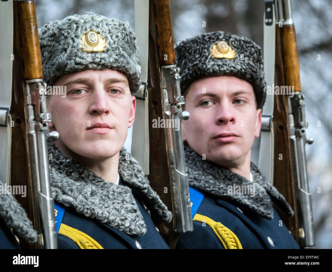 Kruty, Ucraina. Il 29 gennaio, 2015. Guardia d'onore -- politicinas ucraini, 29 gennaio 2015, ha partecipato alla cerimonia Kruty eroi, giovani ragazzi che in questo giorno nel 1918 vicino alla stazione Kruty nella regione di Chernihiv è entrato in una battaglia impari con i bolscevichi e sono morti di una morte eroica per l'Ucraina Repubblica popolare. Credito: Igor Golovnov/Alamy Live News Foto Stock