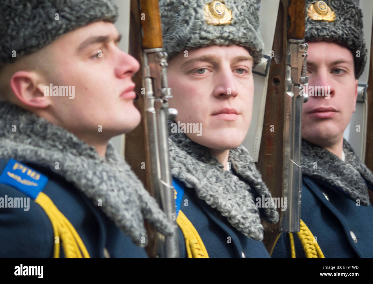 Kruty, Ucraina. Il 29 gennaio, 2015. Guardia d'onore -- politicinas ucraini, 29 gennaio 2015, ha partecipato alla cerimonia Kruty eroi, giovani ragazzi che in questo giorno nel 1918 vicino alla stazione Kruty nella regione di Chernihiv è entrato in una battaglia impari con i bolscevichi e sono morti di una morte eroica per l'Ucraina Repubblica popolare. Credito: Igor Golovnov/Alamy Live News Foto Stock