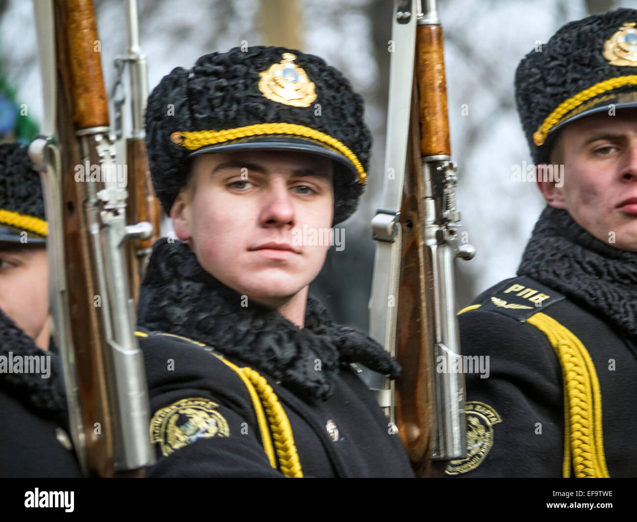 Kruty, Ucraina. Il 29 gennaio, 2015. Guardia d'onore -- politicinas ucraini, 29 gennaio 2015, ha partecipato alla cerimonia Kruty eroi, giovani ragazzi che in questo giorno nel 1918 vicino alla stazione Kruty nella regione di Chernihiv è entrato in una battaglia impari con i bolscevichi e sono morti di una morte eroica per l'Ucraina Repubblica popolare. Credito: Igor Golovnov/Alamy Live News Foto Stock