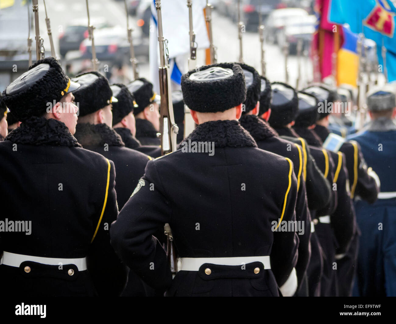 Kruty, Ucraina. Il 29 gennaio, 2015. Guardia d'onore -- politicinas ucraini, 29 gennaio 2015, ha partecipato alla cerimonia Kruty eroi, giovani ragazzi che in questo giorno nel 1918 vicino alla stazione Kruty nella regione di Chernihiv è entrato in una battaglia impari con i bolscevichi e sono morti di una morte eroica per l'Ucraina Repubblica popolare. Credito: Igor Golovnov/Alamy Live News Foto Stock